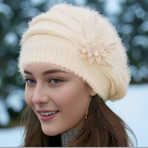 ELEGANT WINTER HAT WITH A FLORAL ACCENT IN A FLEECE & ANGORA BLEND IN CREAM - Picture 1 of 4